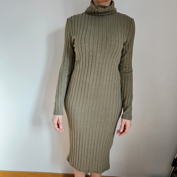 Turtleneck ribbed knit bodycon dress - Picture 3 of 6
